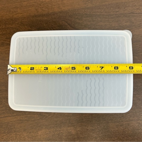 TUPPERWARE FRIDGESMART MEDIUM VENTED VEGGIE FRUIT KEEPER - Picture 12 of 14